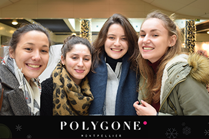 un groupe de femmes se font photographier par une Selfie Box dans un centre commerciale