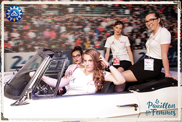 Photo prise par un photobooth de quatre femmes dans une ancienne voiture devant un fond du circuit des 24 heures du Mans