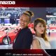 Deux femmes se font photographier par une borne photo au stand de Mazda au mondial de l'automobile de Paris